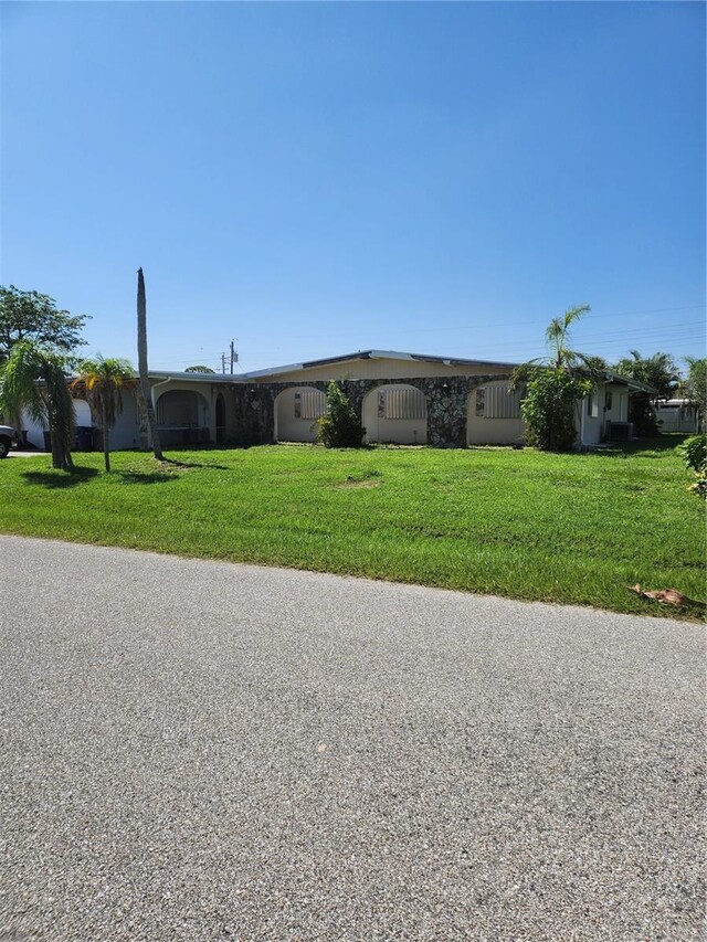 view of front facade with a front yard