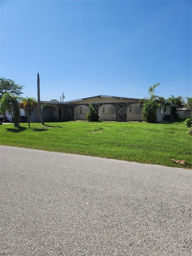 view of front of home featuring a front yard