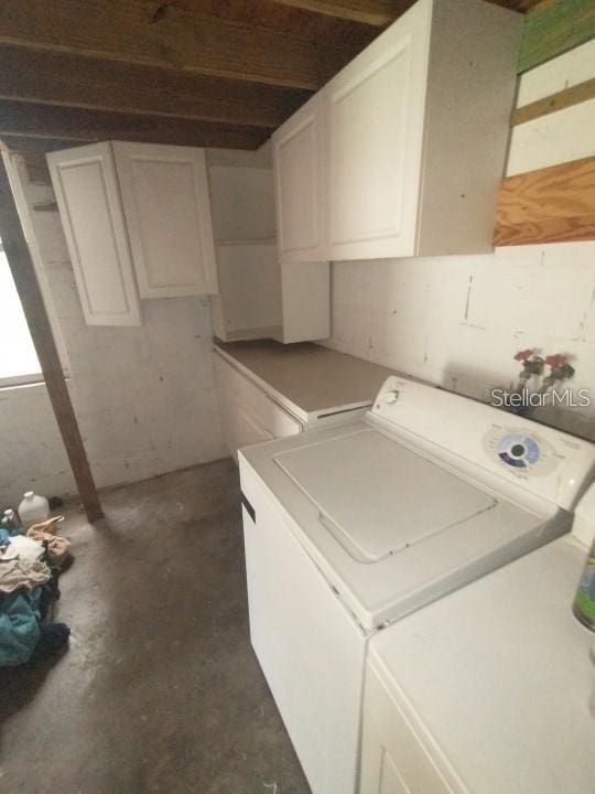 laundry room with cabinets and independent washer and dryer