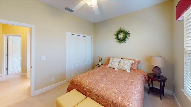 bedroom with a ceiling fan, a closet, visible vents, and baseboards