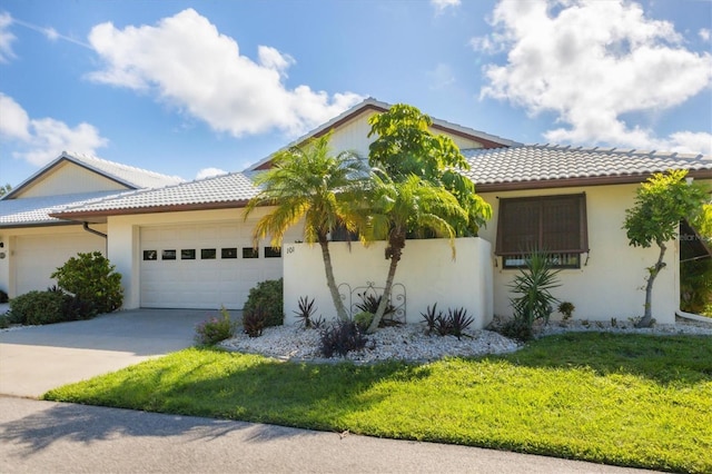 view of front facade with a garage and a front yard