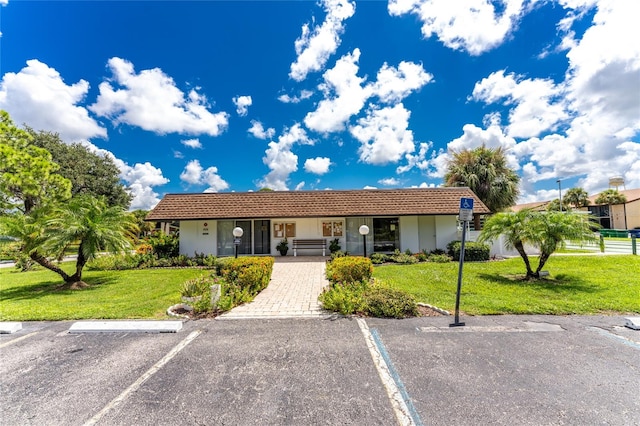 ranch-style home featuring a front lawn