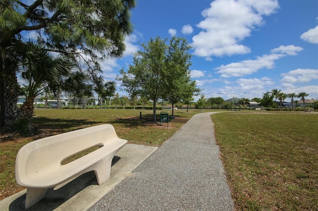 view of property's community featuring a lawn