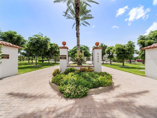 view of property's community featuring a yard