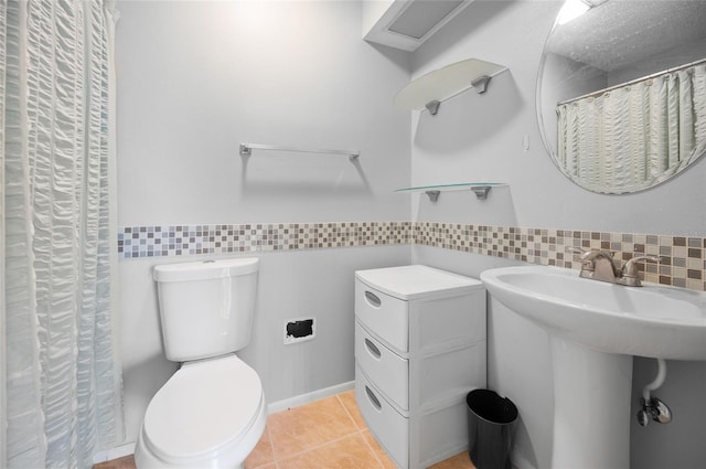 bathroom featuring tile walls, tile patterned floors, a shower with shower curtain, and toilet