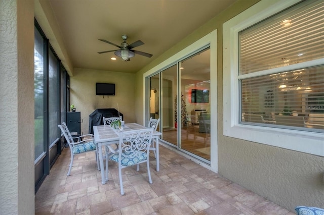 sunroom with ceiling fan