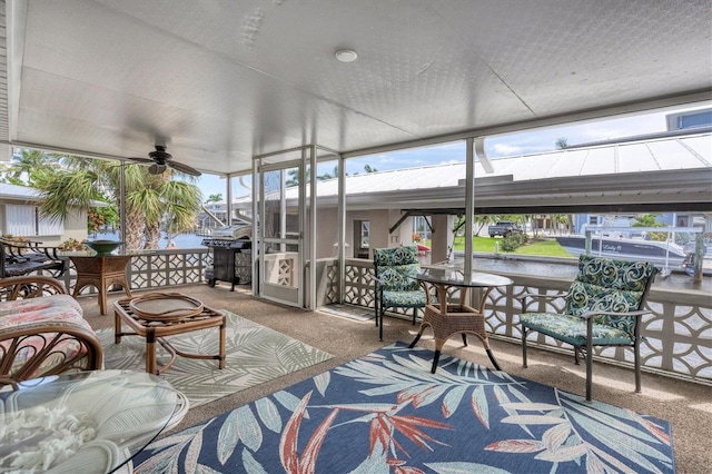 sunroom with ceiling fan