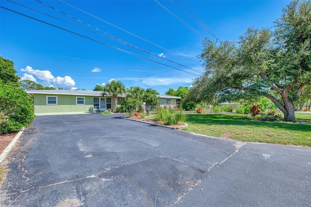 single story home with a front yard