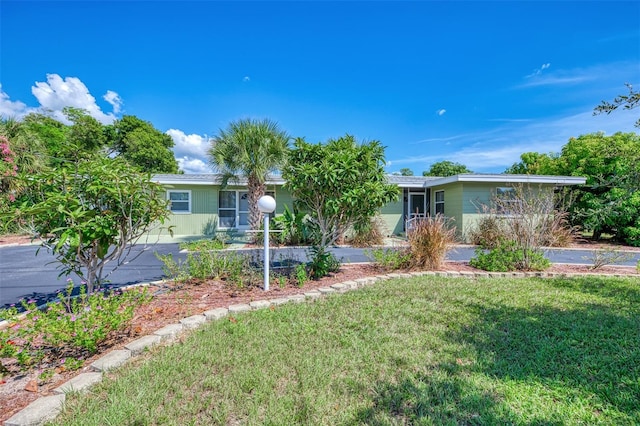 single story home with a front yard