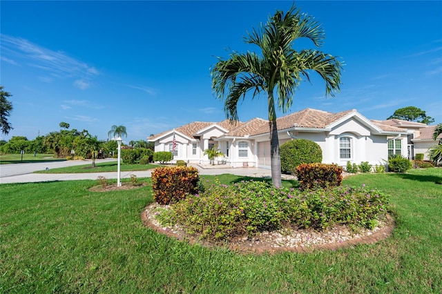 single story home with a front lawn