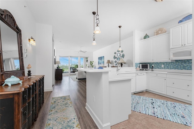 11100 Hacienda Del Mar Blvd Unit 202, Placida, FL 33946 - kitchen featuring open floor plan, a peninsula, white cabinetry, and white appliances
