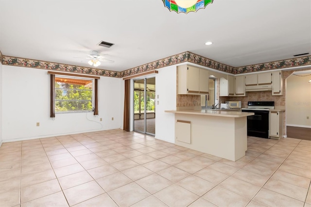 kitchen featuring ceiling fan, sink, kitchen peninsula, white appliances, and cream cabinets