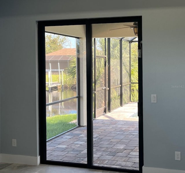 entryway featuring a ceiling fan and baseboards