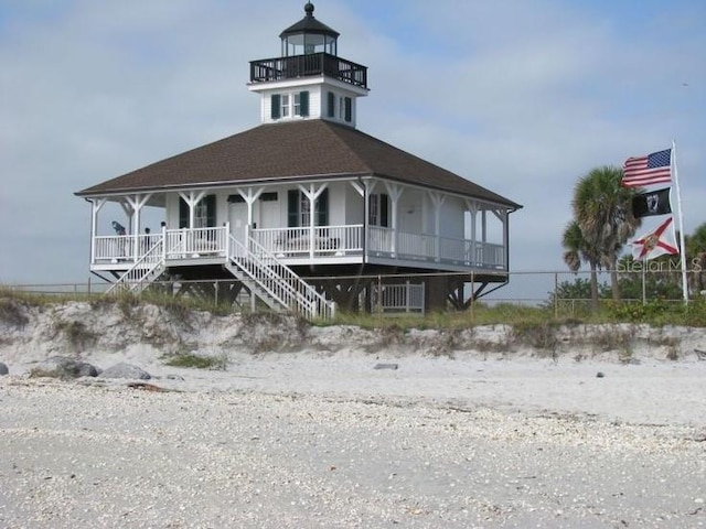 view of front of property featuring covered porch