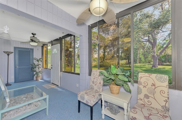 sunroom with ceiling fan