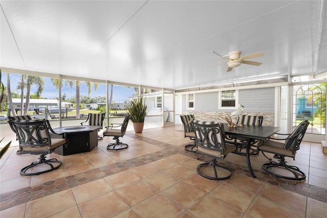 sunroom with ceiling fan