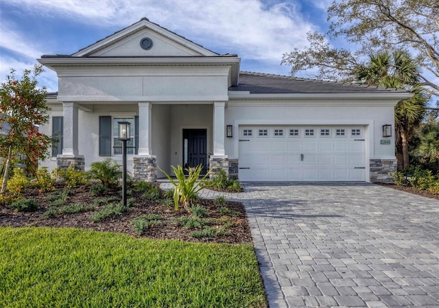 view of front facade featuring a garage