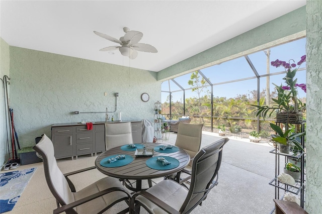 sunroom featuring ceiling fan