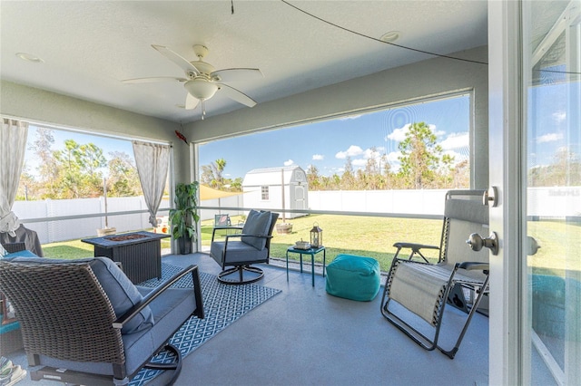 sunroom with ceiling fan