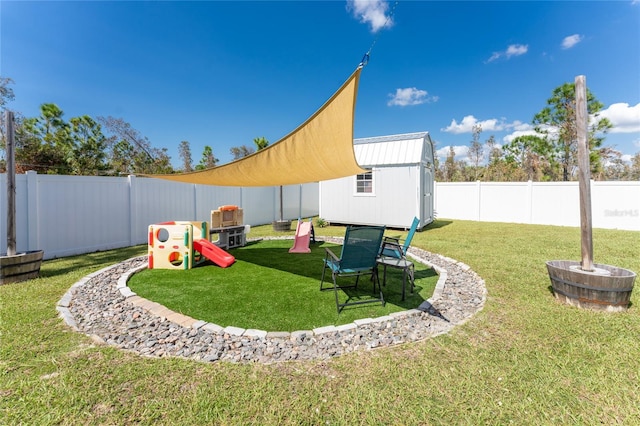 view of yard featuring a storage shed