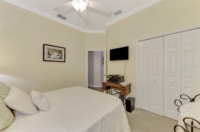 bedroom featuring a closet, ornamental molding, light colored carpet, and ceiling fan