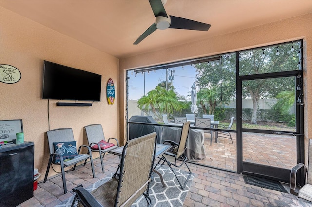 sunroom with ceiling fan