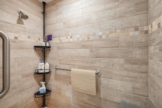 room details featuring a tile shower