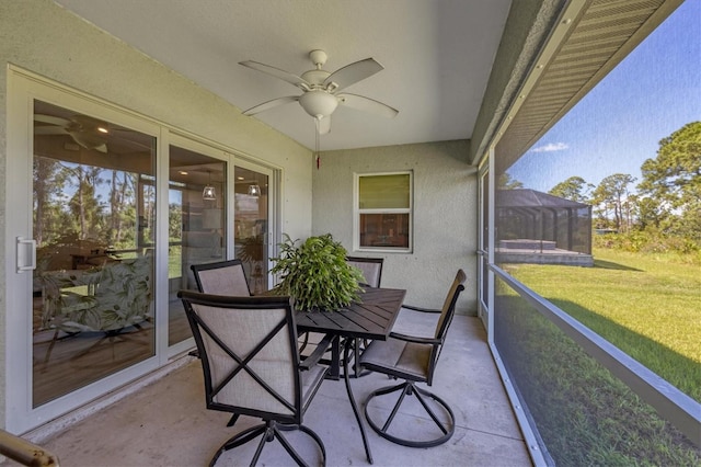 sunroom with ceiling fan