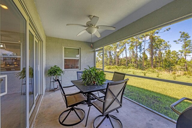 sunroom with ceiling fan