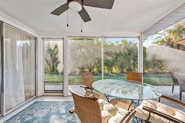 sunroom with ceiling fan