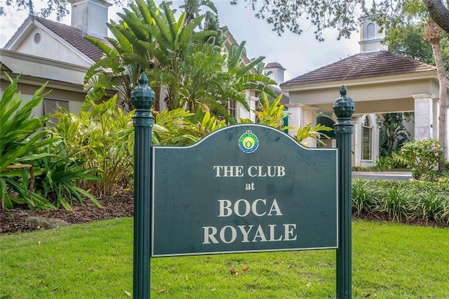 community / neighborhood sign featuring a lawn