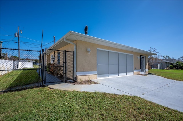 view of front facade featuring a front lawn and a garage