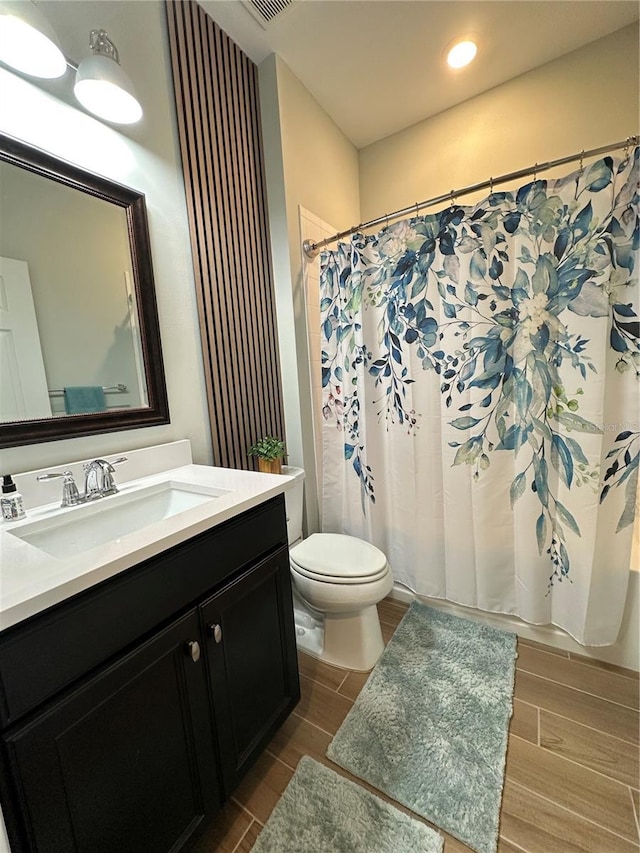 full bathroom featuring toilet, recessed lighting, vanity, a shower with curtain, and wood tiled floor