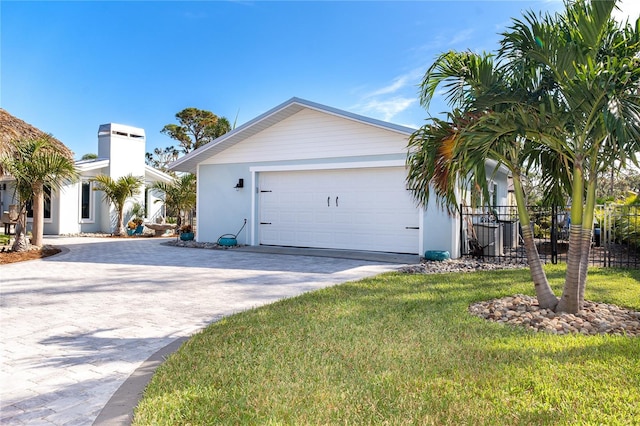 view of front of property featuring a front lawn