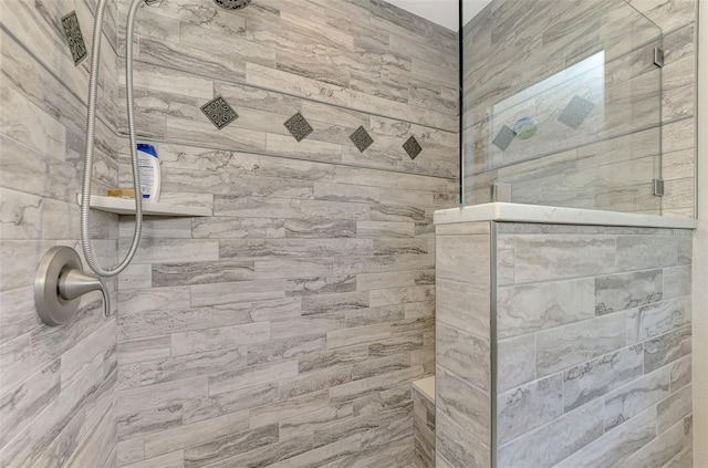 bathroom featuring a tile shower