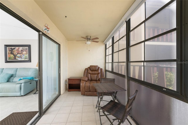 sunroom with ceiling fan