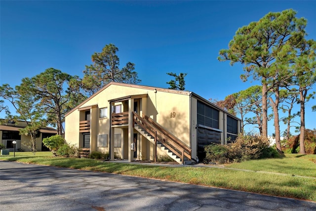 contemporary house featuring a front lawn