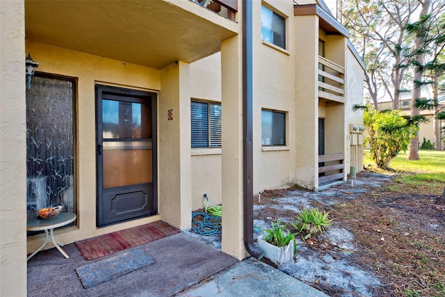 property entrance featuring a balcony