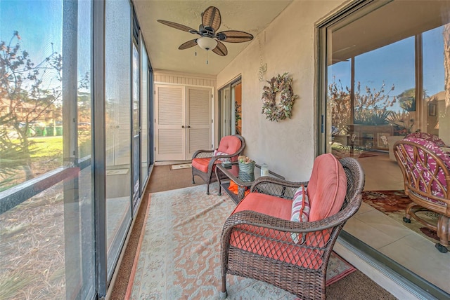 sunroom with ceiling fan