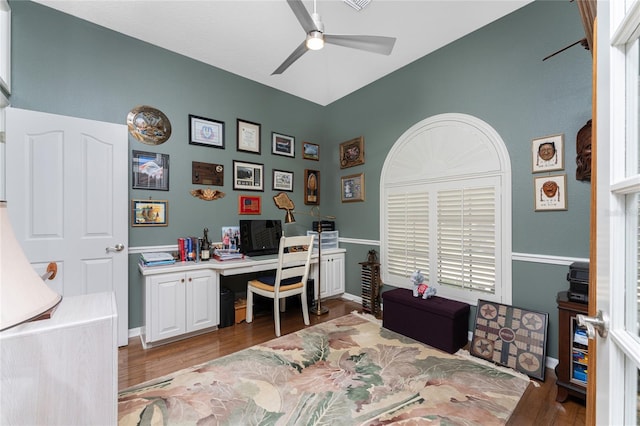 office area featuring built in desk, ceiling fan, and dark hardwood / wood-style flooring