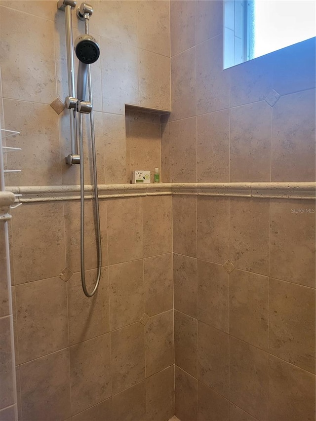 bathroom featuring a tile shower