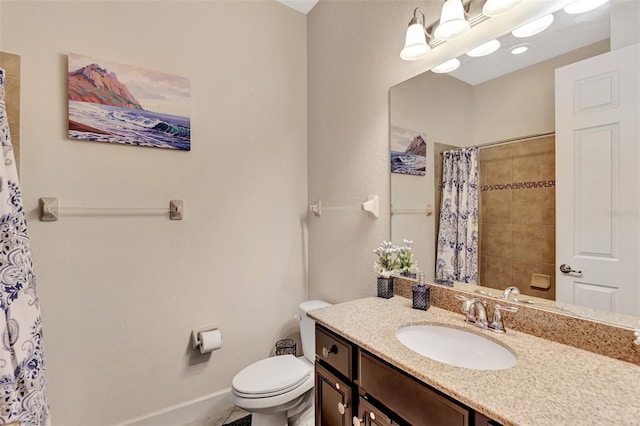 full bath featuring baseboards, a shower with shower curtain, toilet, and vanity