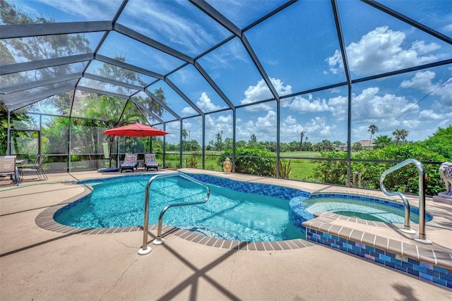 view of pool with an in ground hot tub, a patio, and a lanai