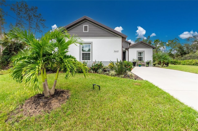 view of front of property featuring a front lawn