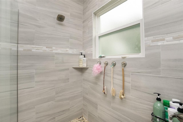 bathroom featuring tiled shower