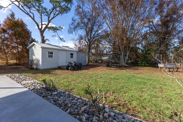 view of yard featuring an outdoor structure