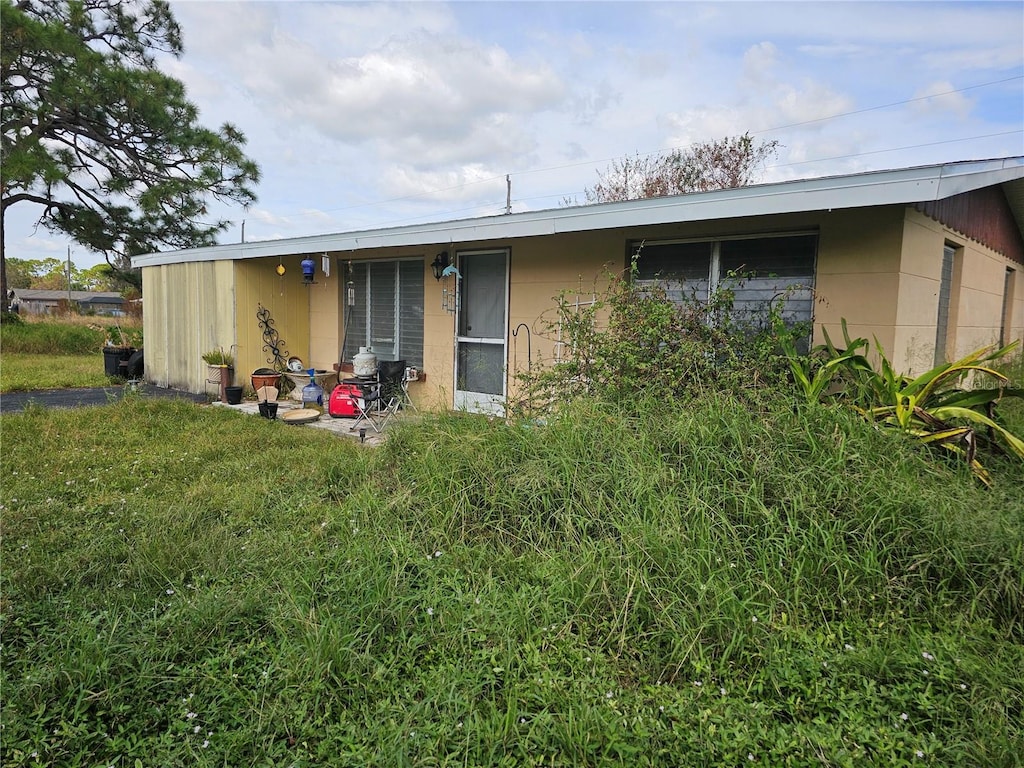 view of front of house with a front yard