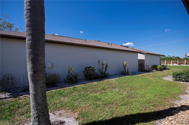 view of side of property featuring a lawn