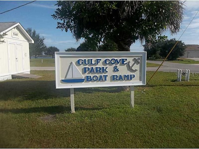 community sign with a yard