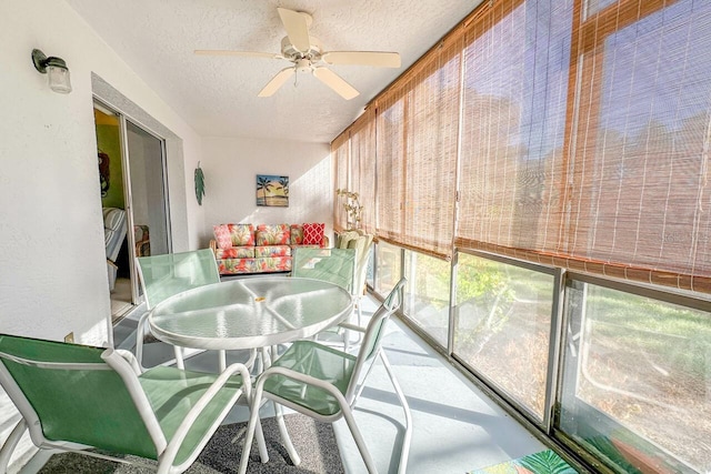 sunroom with ceiling fan